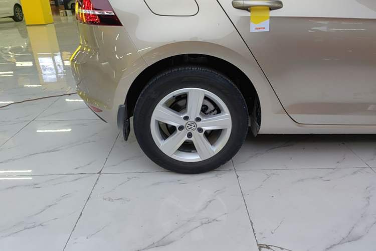 Used Volkswagen Golf 2017 230TSI Automatic Comfort Edition – Celebrating Milestone of One Million Units Right Rear Wheel Hub