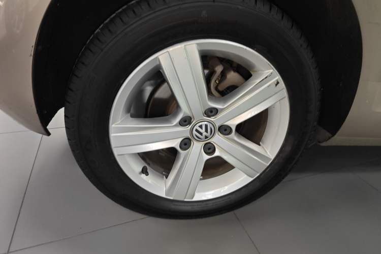 Used Volkswagen Golf 2017 1.6L Automatic Comfort Million-Vehicle Anniversary Edition Right Rear Wheel Hub