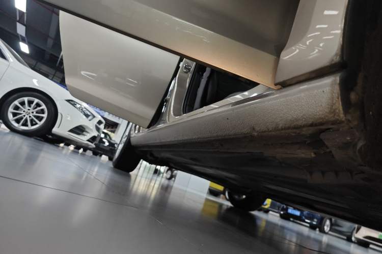 Used Volkswagen Golf 2017 1.6L Automatic Comfort Million-Vehicle Anniversary Edition Right Side Sill