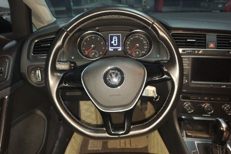 Used Volkswagen Golf 2017 230TSI Automatic Comfort Edition – Celebrating Milestone of One Million Units Steering Wheel