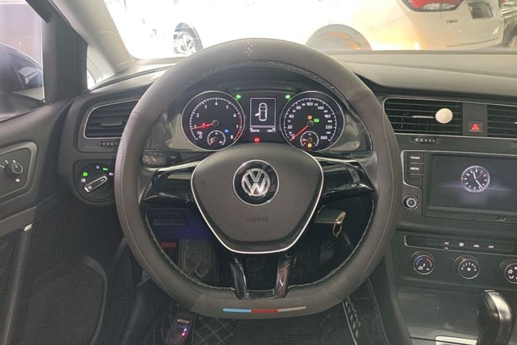 Used Volkswagen Golf 2017 230TSI Automatic Comfort Edition – Celebrating Milestone of One Million Units Steering Wheel