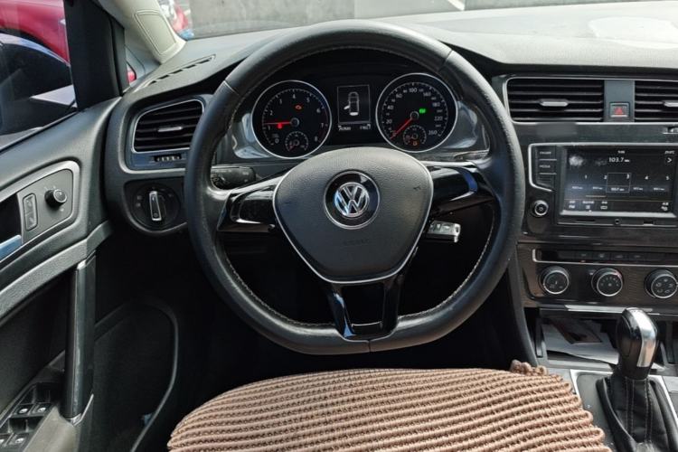 Used Volkswagen Golf 2017 230TSI Automatic Comfort Edition – Celebrating Milestone of One Million Units Steering Wheel