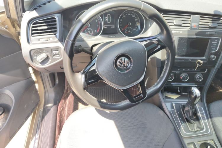 Used Volkswagen Golf 2017 230TSI Automatic Comfort Edition – Celebrating Milestone of One Million Units Steering Wheel