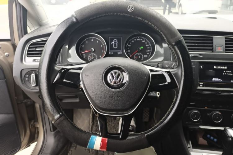 Used Volkswagen Golf 2017 1.6L Automatic Comfort Million-Vehicle Anniversary Edition Steering Wheel