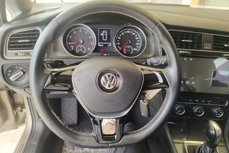 Used Volkswagen Golf 2017 230TSI Automatic Comfort Edition – Celebrating Milestone of One Million Units Steering Wheel
