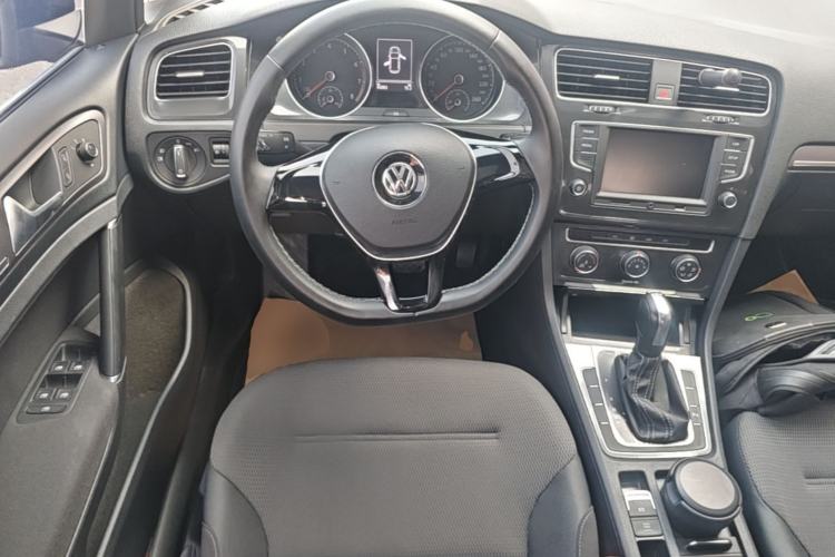 Used Volkswagen Golf 2017 230TSI Automatic Comfort Edition – Celebrating Milestone of One Million Units Steering Wheel