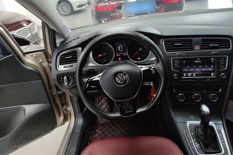 Used Volkswagen Golf 2017 230TSI Automatic Comfort Edition – Celebrating Milestone of One Million Units Steering Wheel