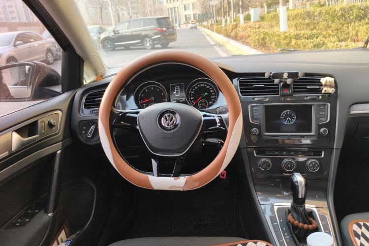 Used Volkswagen Golf 2017 230TSI Automatic Comfort Edition – Celebrating Milestone of One Million Units Steering Wheel