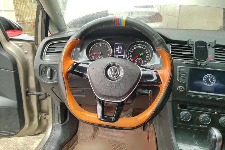 Used Volkswagen Golf 2017 1.6L Automatic Comfort Million-Vehicle Anniversary Edition Steering Wheel
