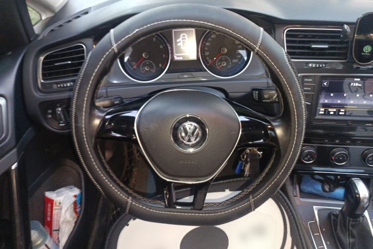 Used Volkswagen Golf 2017 230TSI Automatic Comfort Edition – Celebrating Milestone of One Million Units Steering Wheel