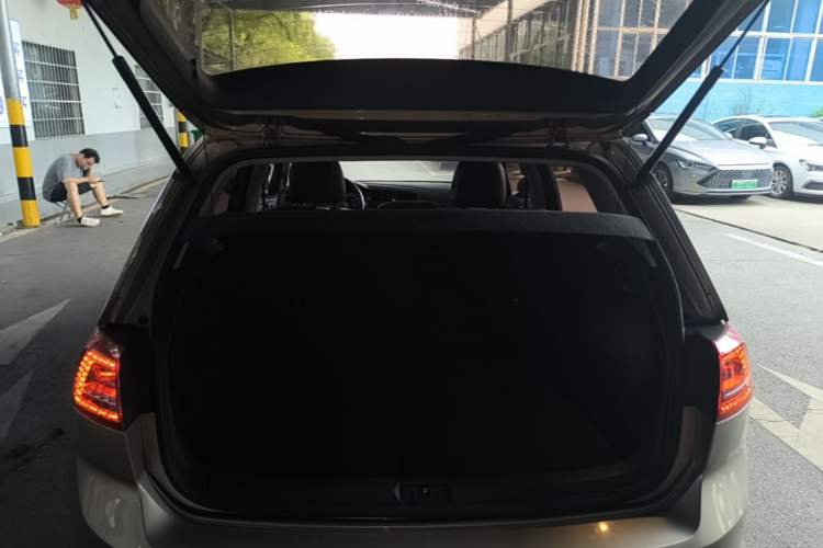 Used Volkswagen Golf 2017 1.6L Automatic Comfort Million-Vehicle Anniversary Edition Trunk
