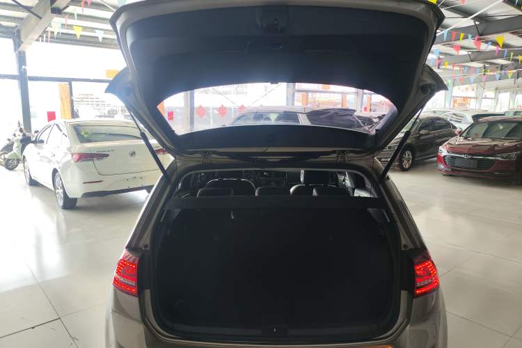 Used Volkswagen Golf 2017 230TSI Automatic Comfort Edition – Celebrating Milestone of One Million Units Trunk