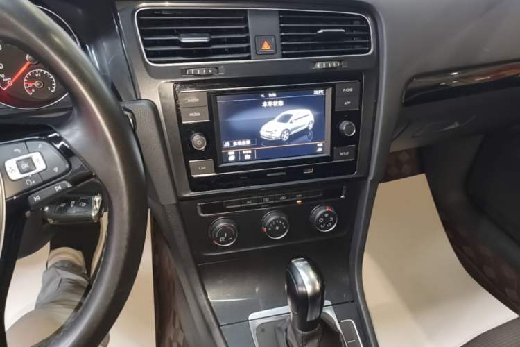 Used Volkswagen Golf 2018 230TSI Automatic Comfort Model Audio And AC Panel