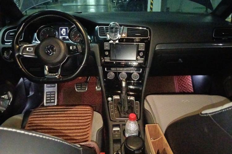 Used Volkswagen Golf 2018 280TSI Automatic R-Line Model Center Console
