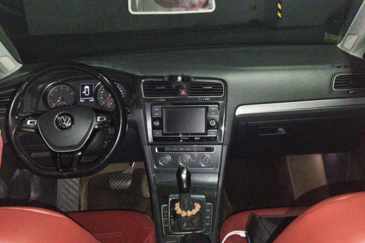 Used Volkswagen Golf 2018 230TSI Automatic Comfort Model Center Console