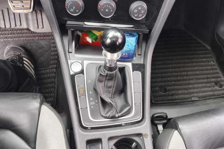 Used Volkswagen Golf 2018 280TSI Automatic R-Line Model Gear Lever