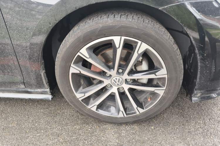 Used Volkswagen Golf 2018 280TSI Automatic R-Line Model Right Front Wheel Hub