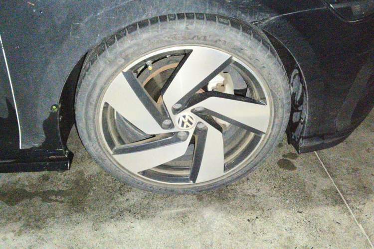 Used Volkswagen Golf 2018 230TSI Automatic Comfort Model Right Front Wheel Hub