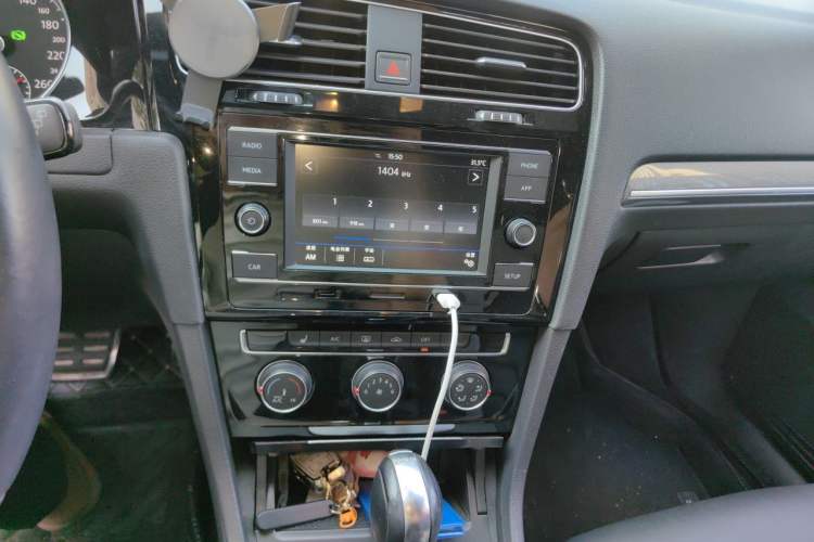 Used Volkswagen Golf 2018 280TSI Automatic R-Line Model Audio And AC Panel