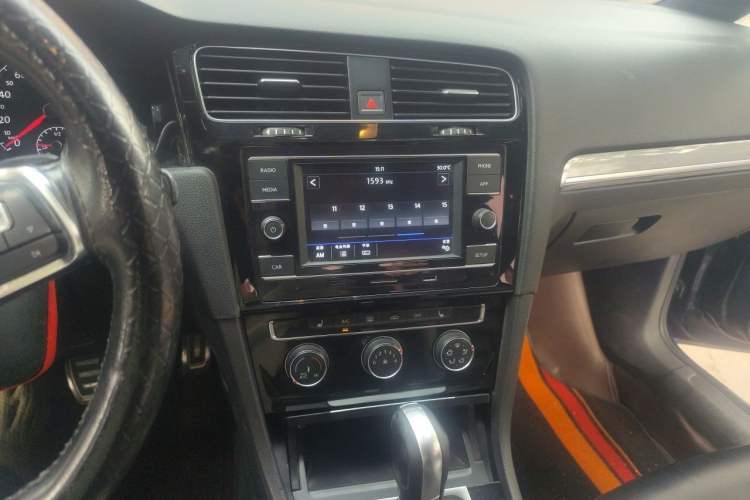 Used Volkswagen Golf 2018 280TSI Automatic R-Line Model Audio And AC Panel