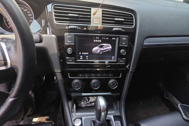 Used Volkswagen Golf 2018 280TSI Automatic R-Line Model Audio And AC Panel