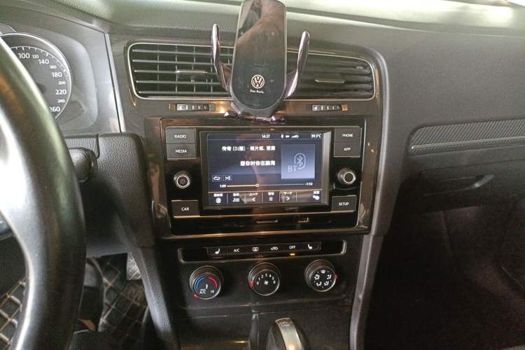 Used Volkswagen Golf 2018 230TSI Automatic Luxury Version Audio And AC Panel
