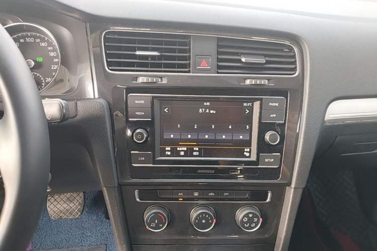 Used Volkswagen Golf 2018 230TSI Automatic Comfort Model Audio And AC Panel
