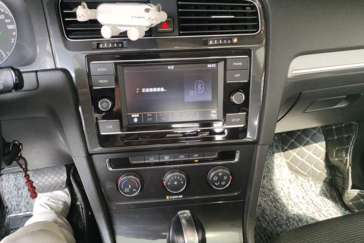 Used Volkswagen Golf 2018 230TSI Automatic Comfort Model Audio And AC Panel