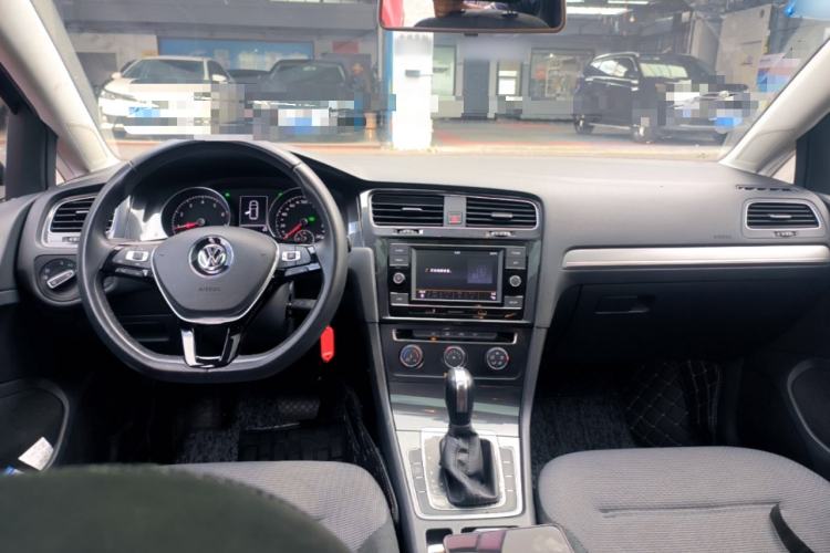 Used Volkswagen Golf 2018 230TSI Automatic Comfort Model Center Console