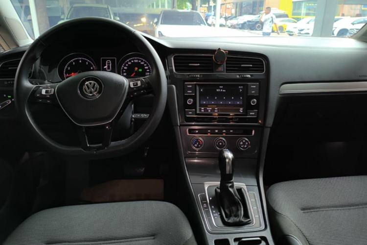 Used Volkswagen Golf 2018 230TSI Automatic Comfort Model Center Console