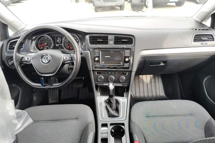 Used Volkswagen Golf 2018 230TSI Automatic Comfort Model Center Console
