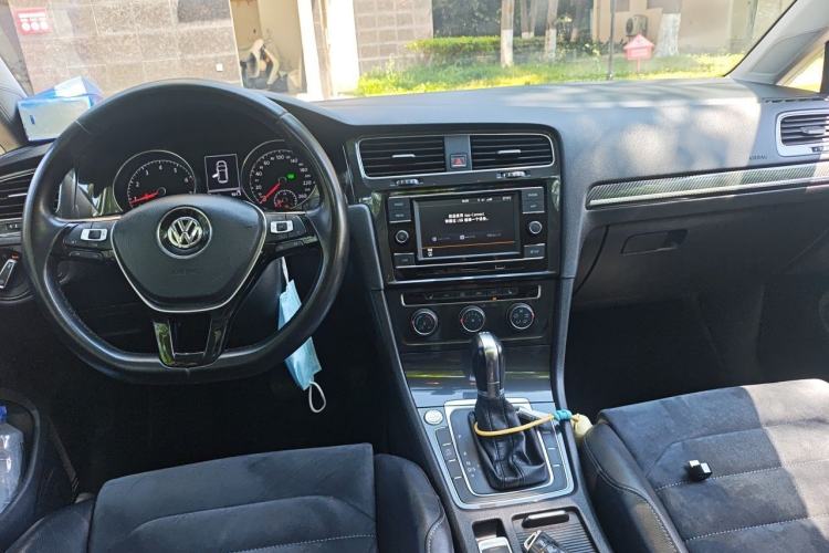 Used Volkswagen Golf 2018 230TSI Automatic Luxury Version Center Console