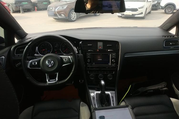 Used Volkswagen Golf 2018 280TSI Automatic R-Line Model Center Console