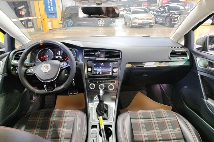 Used Volkswagen Golf 2018 230TSI Automatic Comfort Model Center Console