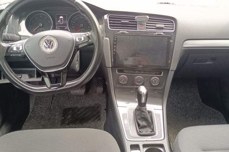 Used Volkswagen Golf 2018 230TSI Automatic Comfort Model Center Console