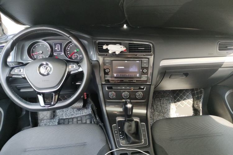 Used Volkswagen Golf 2018 230TSI Automatic Comfort Model Center Console