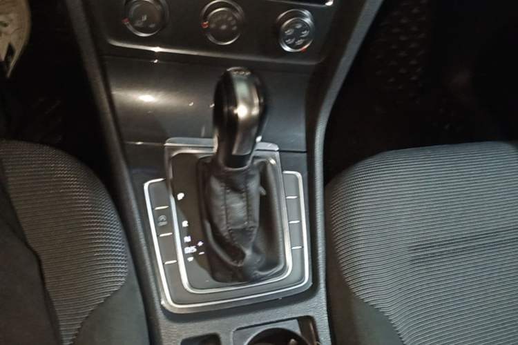 Used Volkswagen Golf 2018 230TSI Automatic Comfort Model Gear Lever