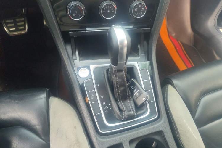Used Volkswagen Golf 2018 280TSI Automatic R-Line Model Gear Lever