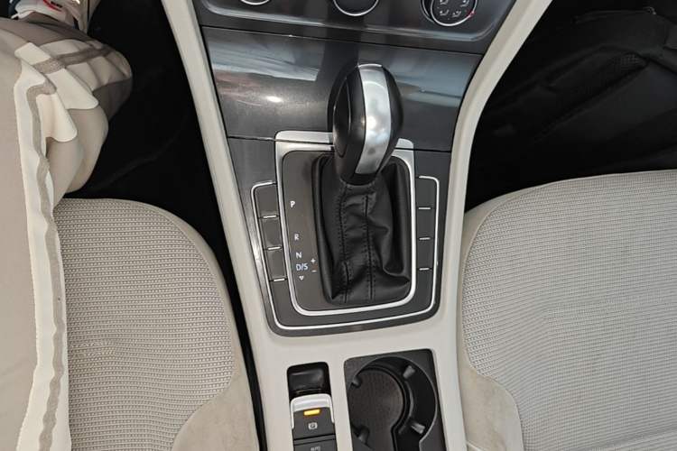Used Volkswagen Golf 2018 1.6L Automatic Comfort Model Gear Lever