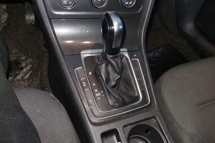 Used Volkswagen Golf 2018 230TSI Automatic Comfort Model Gear Lever