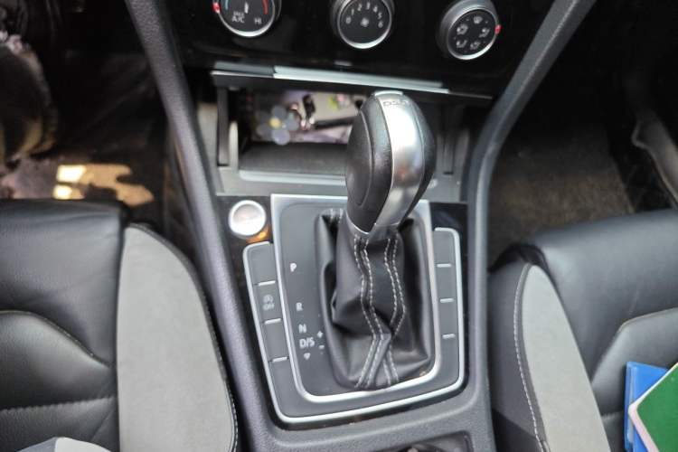 Used Volkswagen Golf 2018 280TSI Automatic R-Line Model Gear Lever