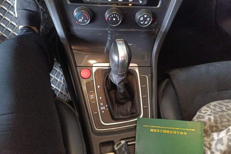 Used Volkswagen Golf 2018 230TSI Automatic Luxury Version Gear Lever