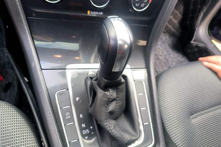 Used Volkswagen Golf 2018 230TSI Automatic Comfort Model Gear Lever