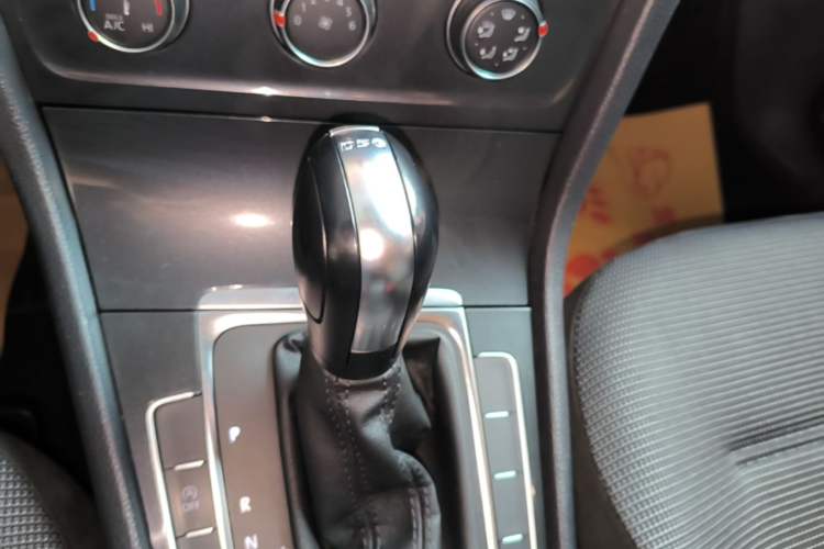 Used Volkswagen Golf 2018 230TSI Automatic Comfort Model Gear Lever