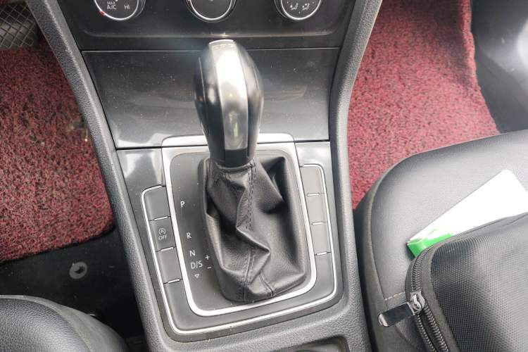 Used Volkswagen Golf 2018 230TSI Automatic Comfort Model Gear Lever