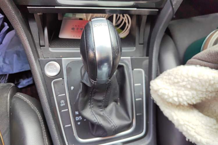 Used Volkswagen Golf 2018 230TSI Automatic Luxury Version Gear Lever