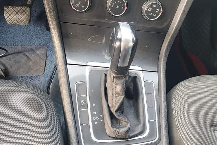 Used Volkswagen Golf 2018 230TSI Automatic Comfort Model Gear Lever