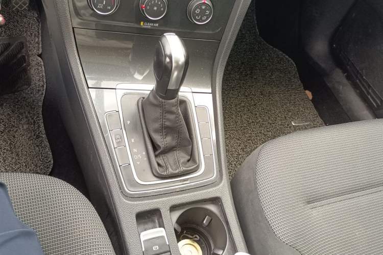 Used Volkswagen Golf 2018 230TSI Automatic Comfort Model Gear Lever