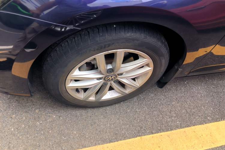 Used Volkswagen Golf 2018 230TSI Automatic Comfort Model Left Front Wheel Hub