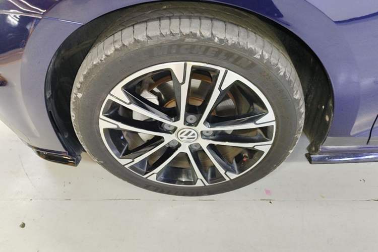 Used Volkswagen Golf 2018 230TSI Automatic Comfort Model Left Front Wheel Hub